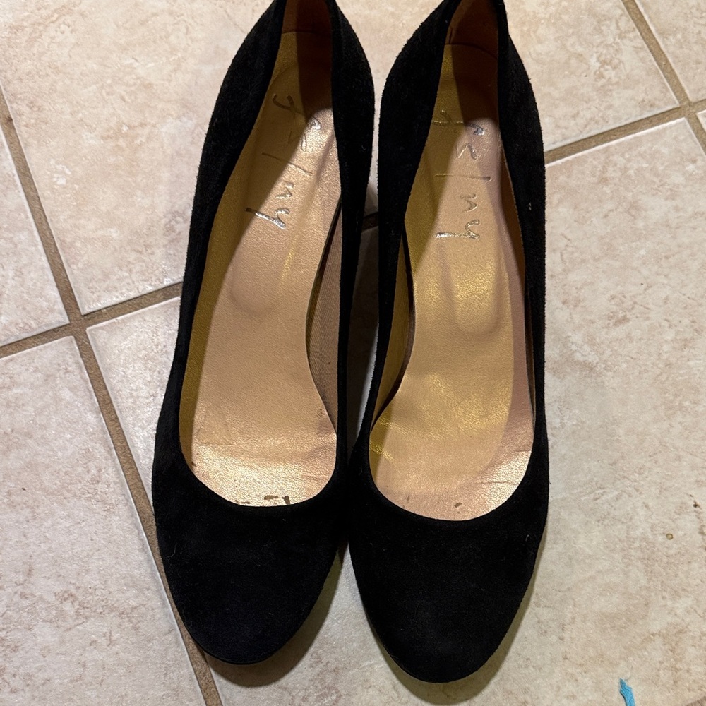 French Sole Black Suede Round-Toe Pumps